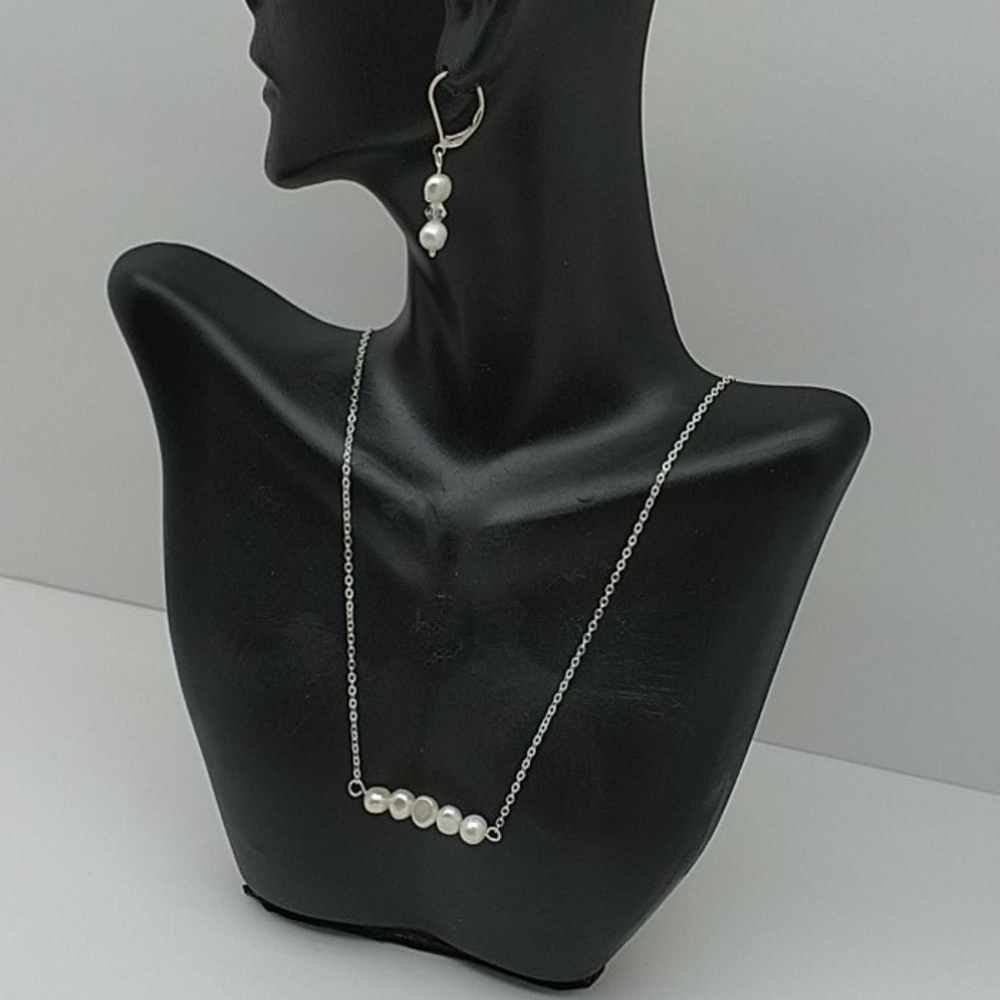 Freshwater pearls necklace and earrings